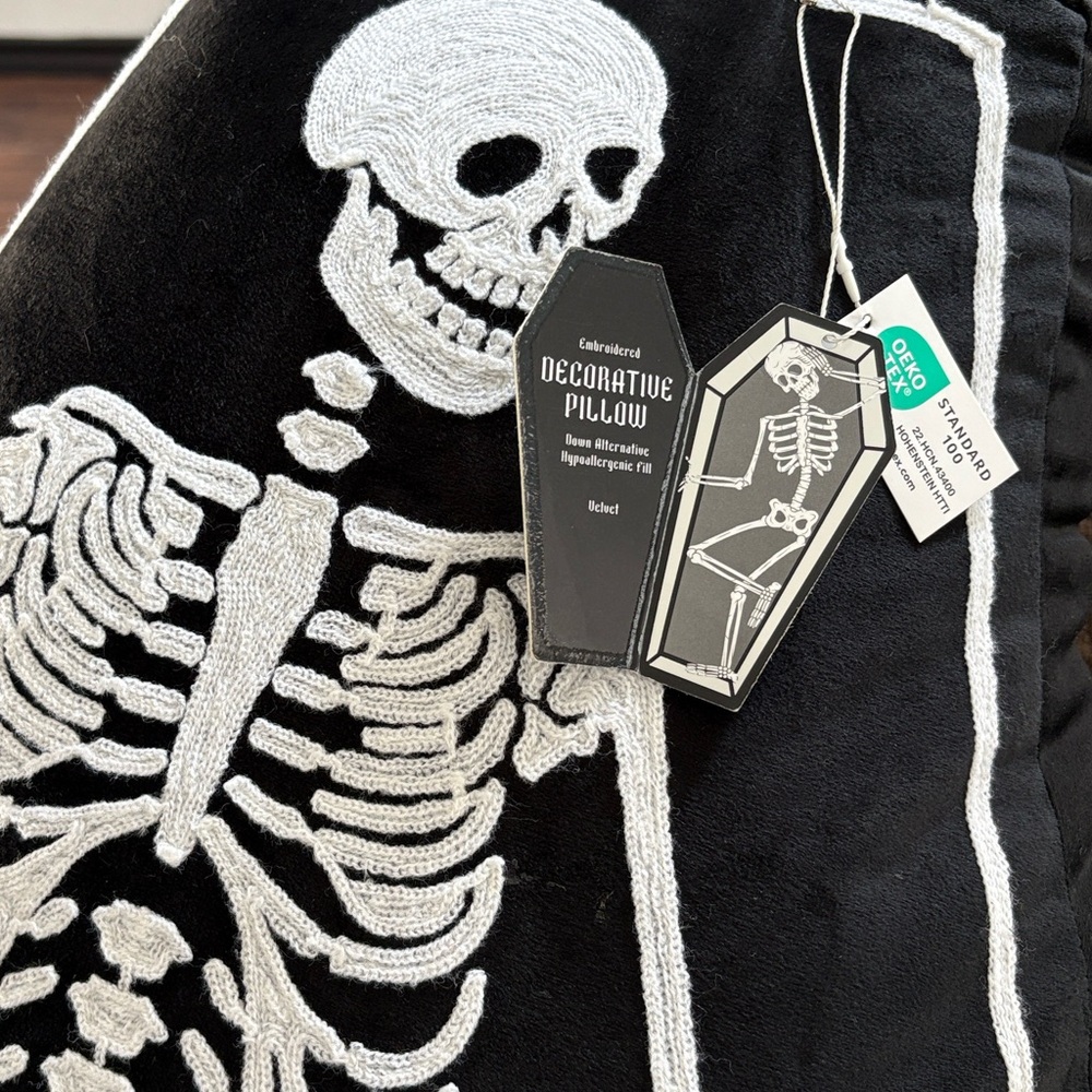 🆕Viral En Vogue Huge Skeleton Pillow - Picture 4 of 10